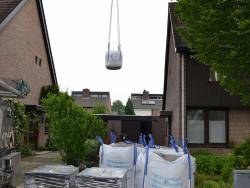 tuin leegruimen in Den Bosch, leeg schelpen tuin, afvoeren zwarte grond en aanvullen met wit zand, aantrillen zand hovenier Brabant Oisterwijk Den Bosch schellevis